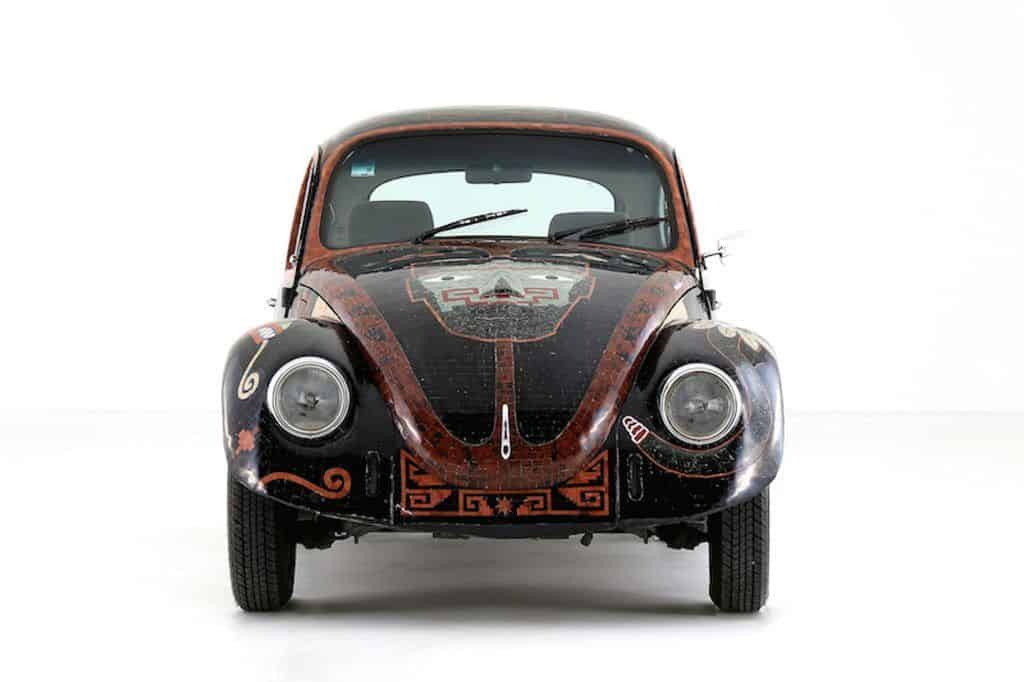 Der „Vocho Teotihuacano“ kommt in die Autostadt 1 „Vocho Teotihuacano“: Mit über 19 800 Halbedelsteinen verzierter VW Käfer (Baujahr 1994) aus Mexiko.