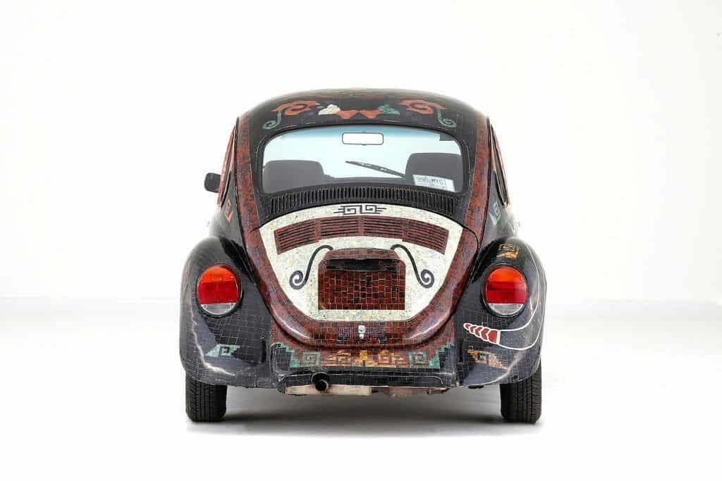 Der „Vocho Teotihuacano“ kommt in die Autostadt 2 „Vocho Teotihuacano“: Mit über 19 800 Halbedelsteinen verzierter VW Käfer (Baujahr 1994) aus Mexiko.