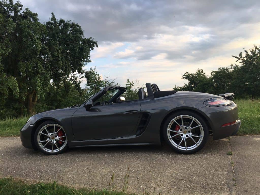 Porsche 718 Boxster S - Austrainierter Modellathlet mit Adoniskörper 11 Porsche Boxster S Seitenansicht