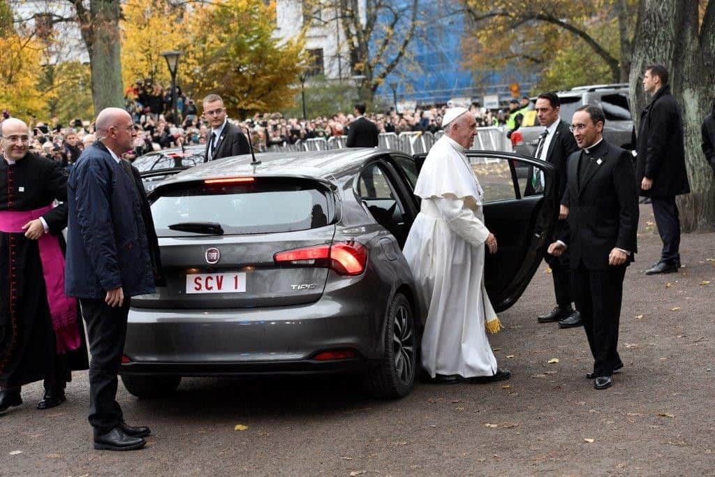 In Malmö fuhr der Papst in einem Fiat Tipo vor 14 der-Autotester