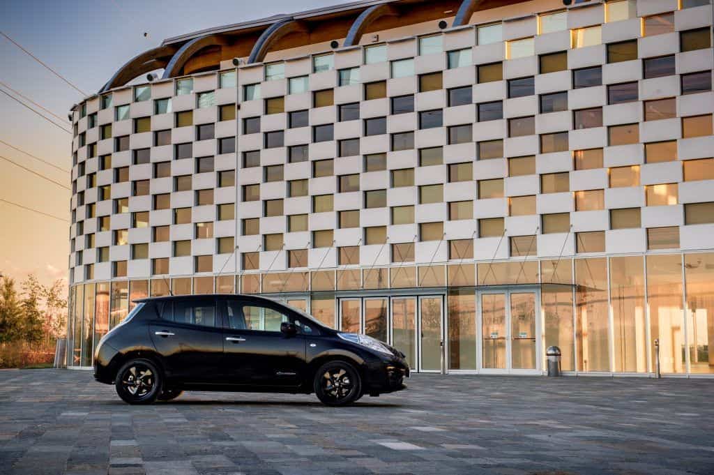 Blitz-Idee: Dynamisches Elektroauto mit langem Atem 1 Nissan reveals stylish new LEAF Black Edition