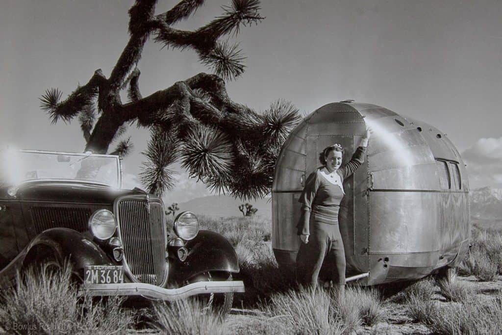 Bowlus Road Chief Lithium +: Ein amerikanischer Traum 2 Hawley Bowlus' Ehefrau Ruth mit einem Bowlus im Joshua Tree National Park (1930er-Jahre).