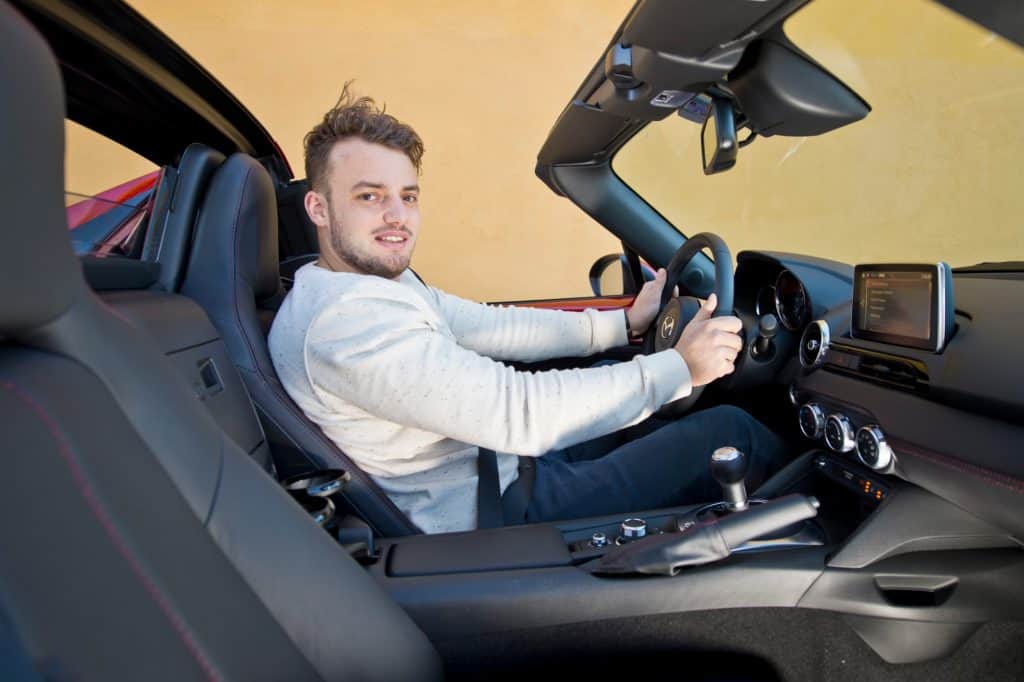 Der Mazda MX-5 RF kommt erstmals mit vollelektrischem Targa-Blechdach 2 der-Autotester