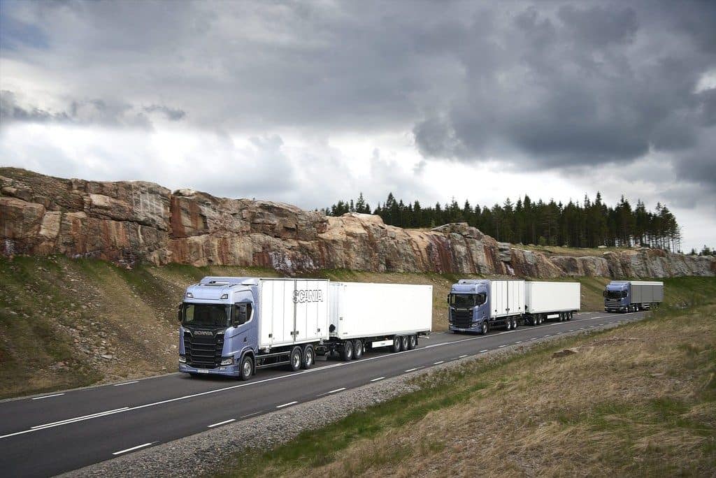 Scania startet Platooning in Singapur 1 Scania-Lkw im Platooning-Konvoi