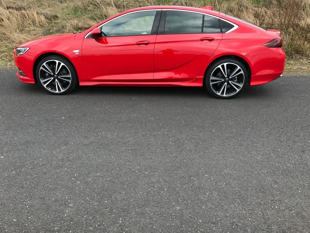 Opel Insignia Grand Sport - Limousine mit großer Klappe 4 Opel Insignia Grand Sport 2.0 DIT 4x4 Seitenansicht