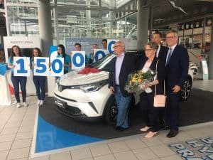 Das 150.000ste Hybrid-Fahrzeug von Toyota geht an einen Stuttgarter 1 der-Autotester