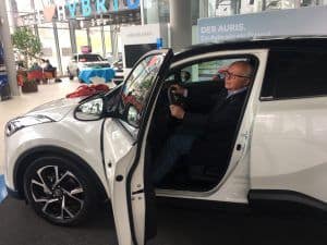 Das 150.000ste Hybrid-Fahrzeug von Toyota geht an einen Stuttgarter 3 der-Autotester