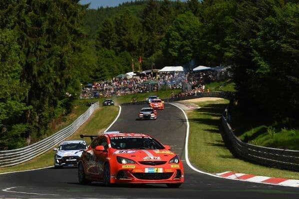 Nürburgring: 243 Runden für die gute Sache 10 der-Autotester