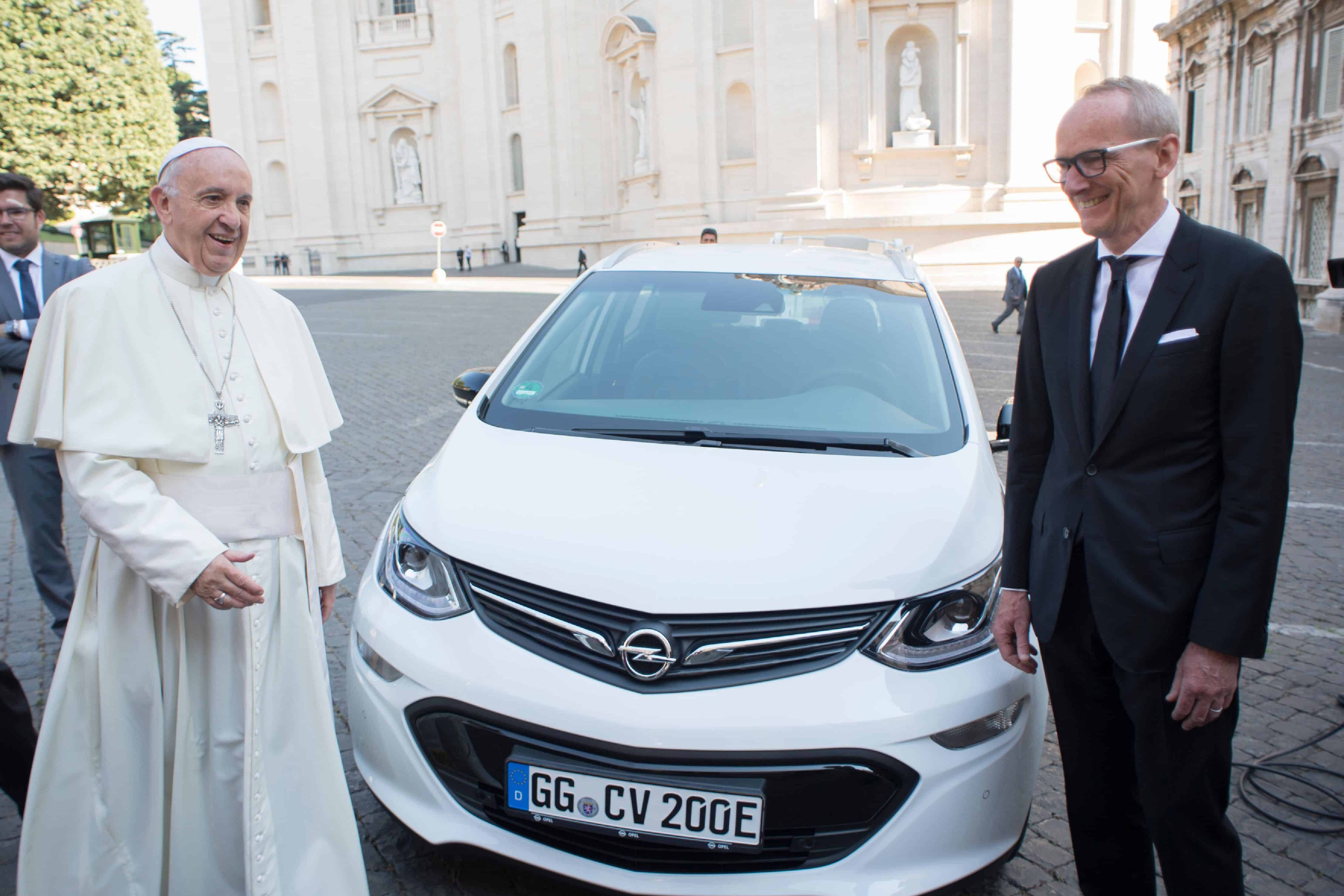 Opel elektrisiert Papst Franziskus 15 der-Autotester