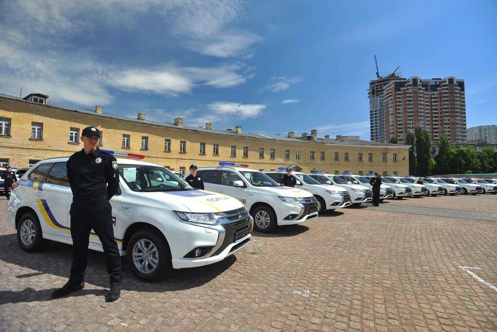 Mitsubishi Plug-in Hybrid Outlander für ukrainische Polizei 3 der-Autotester