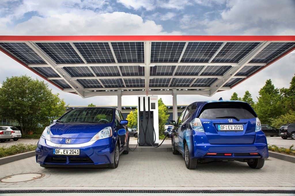 Honda lädt in Offenbach mit 940 Volt 6 der-Autotester