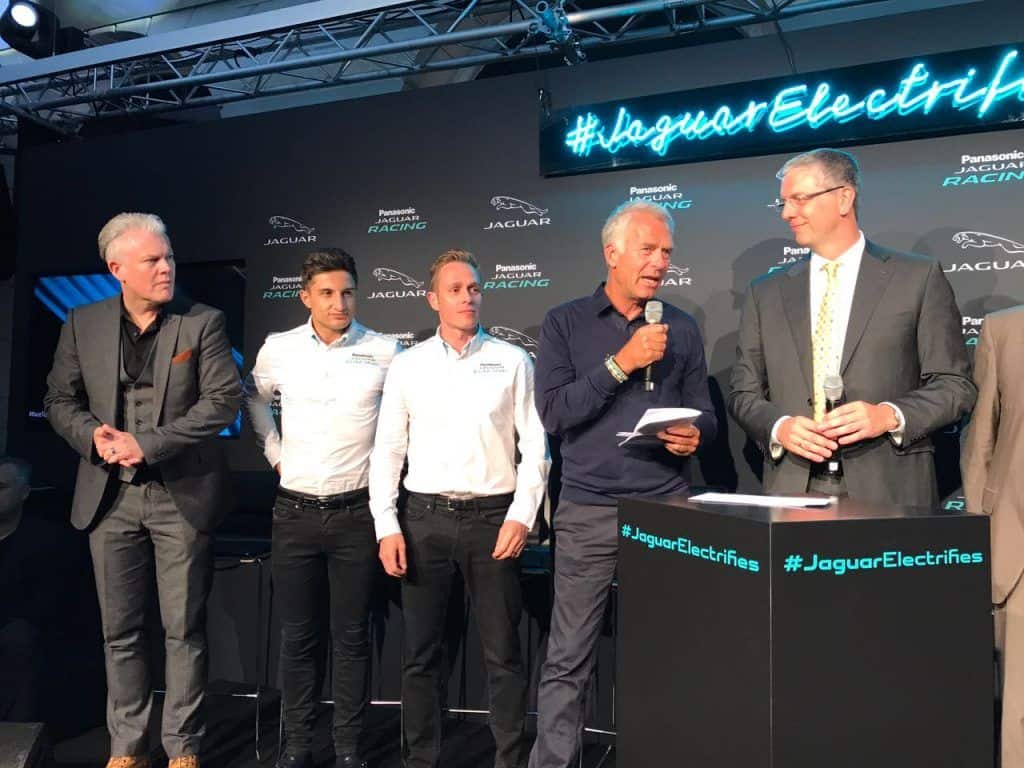 Jaguar setzt München unter Strom 2 Formel 1-Experte Christian Danner (2. von rechts)
