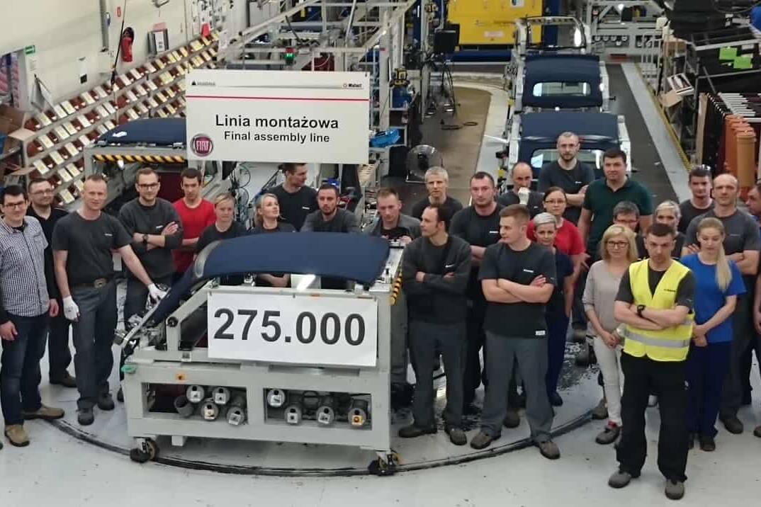 Magna gibt dem Fiat 500 Stoff 4 der-Autotester