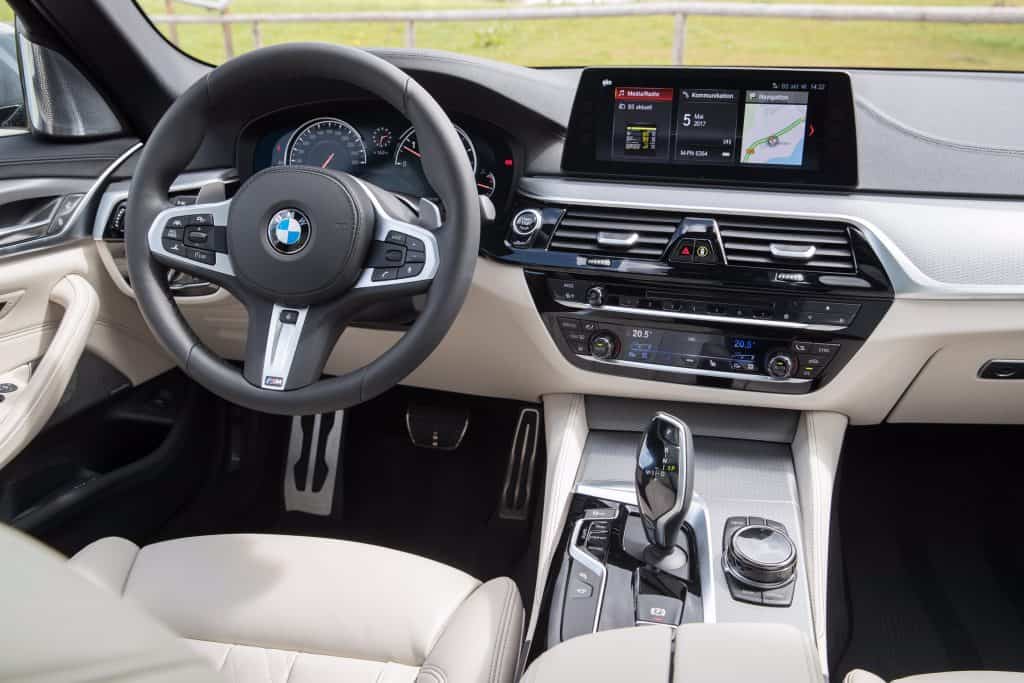 BMW 5er Touring - Teil-autonomer Luxus-Laster 12 der-Autotester