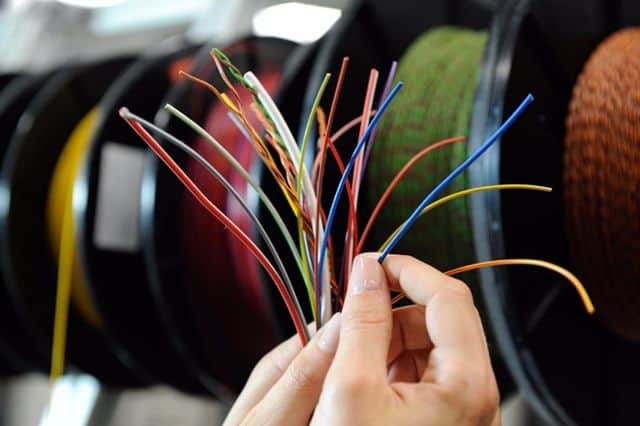 Wolfsburger Neurologen für Kabel, Stecker und Kontakte - Über die Nervenbahnen des modernen Automobils 5 der-Autotester