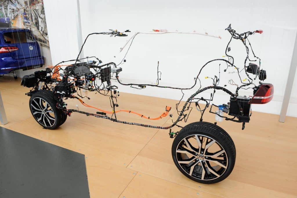 Wolfsburger Neurologen für Kabel, Stecker und Kontakte - Über die Nervenbahnen des modernen Automobils 4 der-Autotester