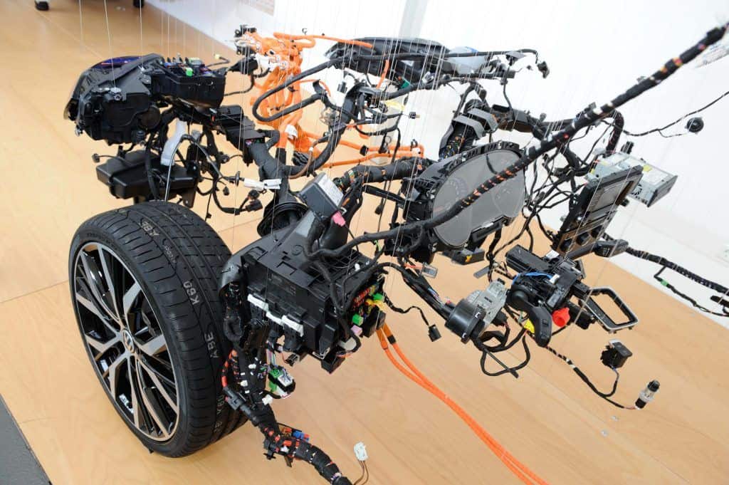 Wolfsburger Neurologen für Kabel, Stecker und Kontakte - Über die Nervenbahnen des modernen Automobils 2 Wolfsburger Neurologen für Kabel, Stecker und Kontakte