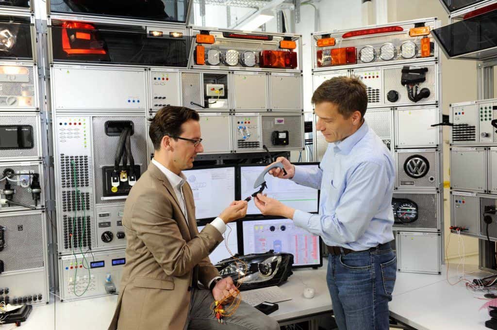 Wolfsburger Neurologen für Kabel, Stecker und Kontakte - Über die Nervenbahnen des modernen Automobils 7 der-Autotester