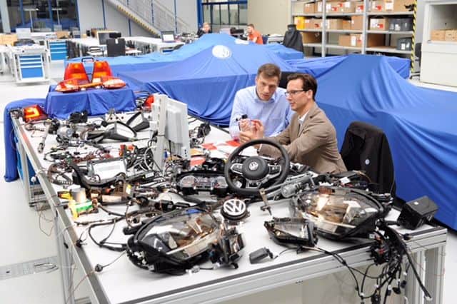 Wolfsburger Neurologen für Kabel, Stecker und Kontakte - Über die Nervenbahnen des modernen Automobils 6 der-Autotester