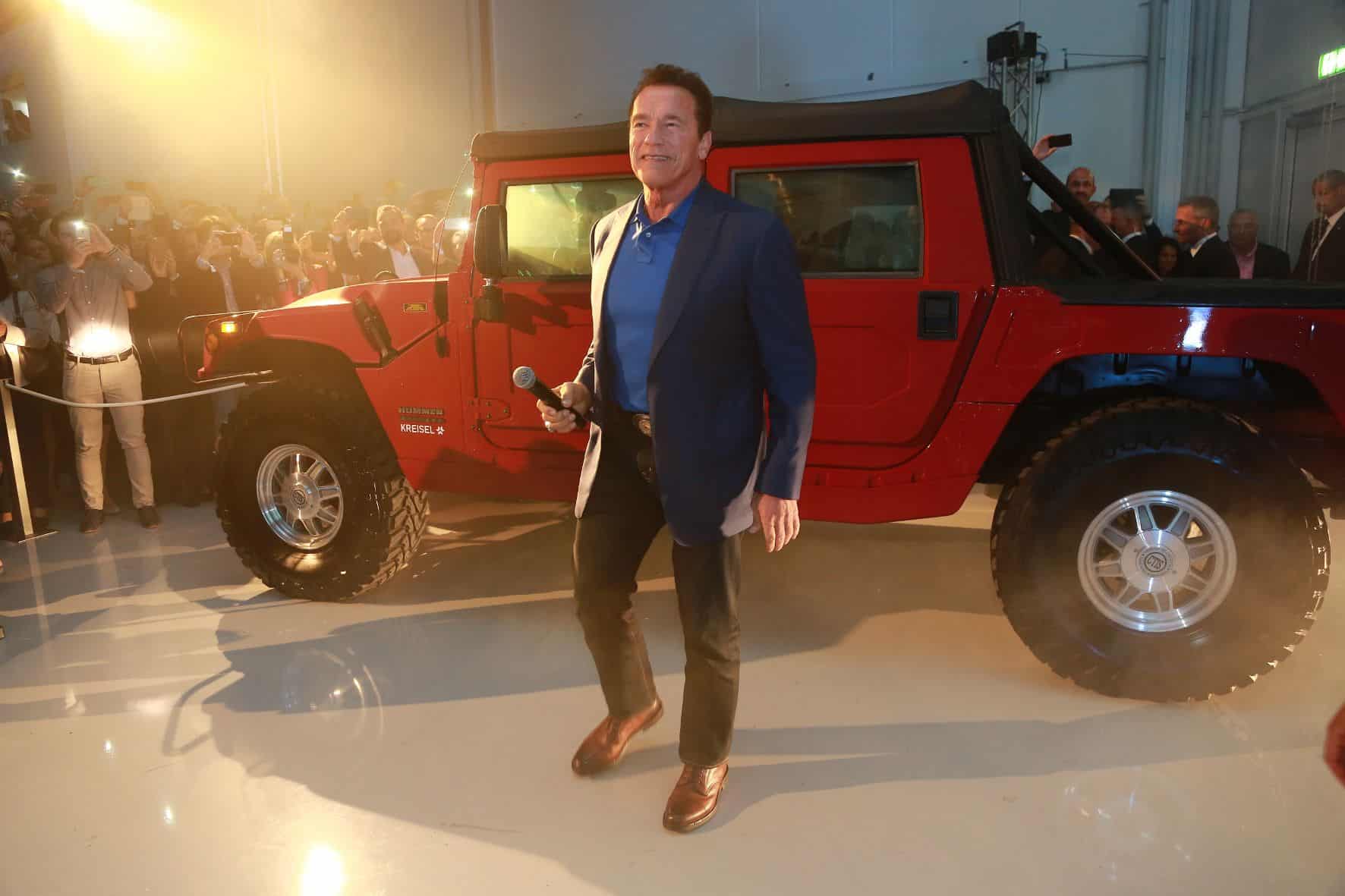 Der Terminator präsentiert einen Elektro-Hummer 21 der-Autotester