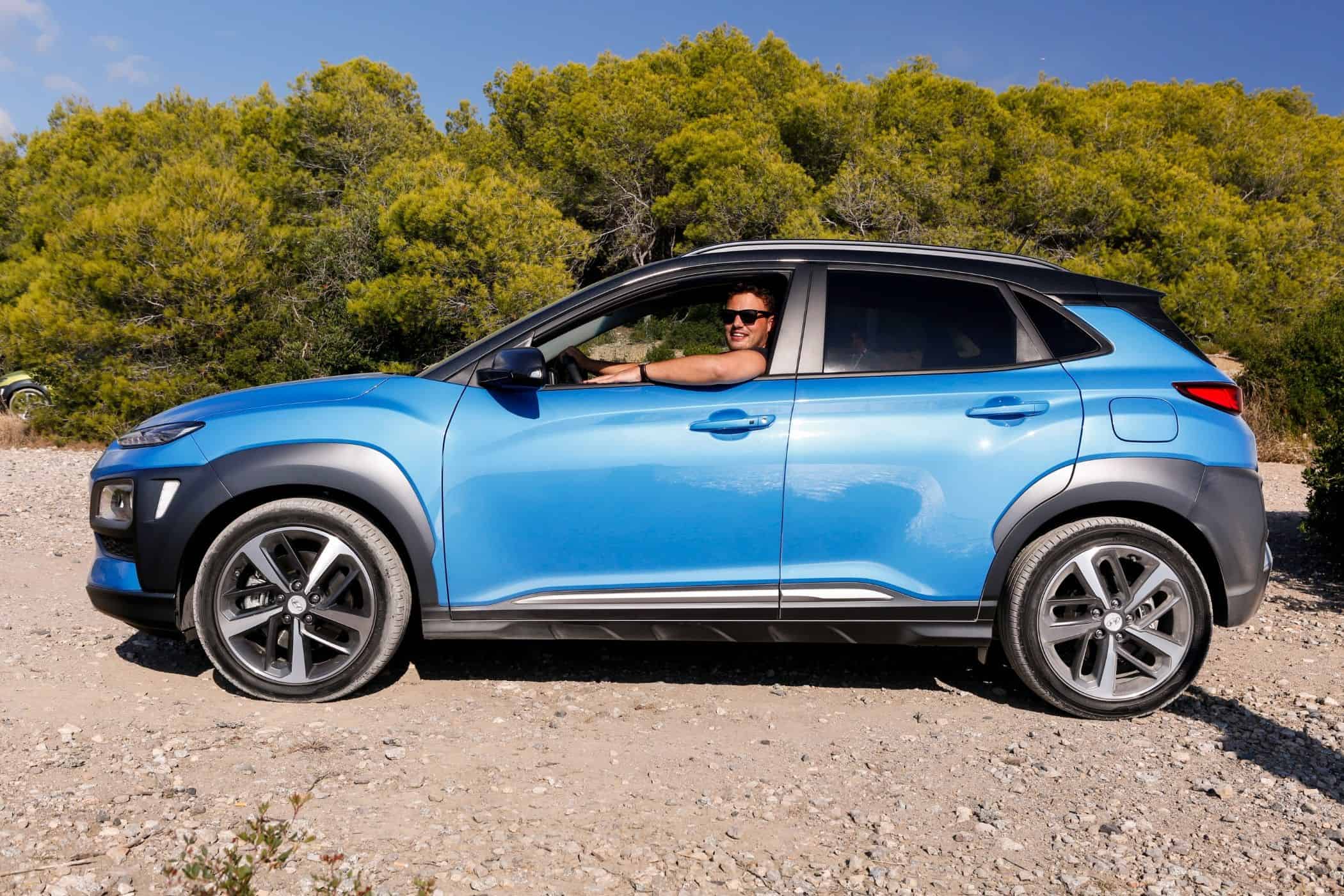 Hyundai Kona - Das vernünftige Lifestyle SUV aus Korea 15 Hyundai bringt Ende des Jahres den überarbeiteten Kona in den Handel. Zu den Neuerungen gehören die verbesserte Konnektivität, ein optimiertes Fahrwerk und die sportliche Ausstattungslinie N Line mit spezifischer Frontpartie sowie 48-Volt-Hybridtechnologie. Im Innenraum ist der neue Konsolenbereich vom Cockpit abgekoppelt, die elektrische Parkbremse schafft Platz für Ablagen zwischen den Vordersitzen. Es gibt eine neue Ambiente-Beleuchtung, neue Sitzbezüge und beheizbare Rücksitze. Auffällig ist die neu gestaltete Front mit den schmalen Hauptscheinwerfern. Auch das Heck wurde geändert. In Summe wächst der Kona um vier Zentimeter. Der Hyundai Kona verfügt künftig über zwei 10,25-Zoll-Bildschirme, die aus einer digitalen Instrumententafel und einem Navigationstouchscreen mit Split-Screen-Funktion. Die Bluelink-Technologie bietet Funktionen wie Verkehrsinformationen in Echtzeit, Informationen über freie Parkplätze oder die Option „Find my Car“. Die Last-Mile-Navigation führt den Weg vom Parkplatz bis zum endgültign Ziel fort. Die Assistenzsysteme wurden verbessert und erweitert. Dazu zählen unter anderem ein Tempomat mit Stop-and-Go-Funktion, der aktive Totwinkelassistent und der Ausstiegsassistent, der beim Öffnen der hinteren Türen vor sich von hinten nähernden Fahrzeugen warnt. Das Motorenangebot startet mit dem 1.0-Liter-T-GDI-Benzinmotor mit 120 PS (88 kW), der auf Wunsch mit 48-Volt-Hybridsystem bestellt werden kann. Darüber rangiert der 1.6-Liter-Dieselmotor mit 136 PS (100 kW) und serienmäßiger 48-Volt-Hybridtechnologie. An der Spitze der Baureihe steht ein weiterentwickelter 1.6-Liter-T-GDI-Motor, der 198 PS (146 kW) leistet. Geschaltet wird über ein Doppelkupplungsgetriebe. Hier und beim Diesel gibt es optional Allradantrieb. Neu ist das Sechs-Gang-Schaltgetriebe mit elektronischer Kupplung, die den Motor in bestimmten Fahrsituationen in den Segelmodus versetzt. Hyundai bietet den überarbeiteten Kona auch als Vollhybrid mit 1,6-Liter-Benziner und 44 PS (32 kW) starkem Elektromotor an. Die Systemleistung beträgt 141 PS (104 kW). Der Kona Elektro folgt später. (ampnet/jri)