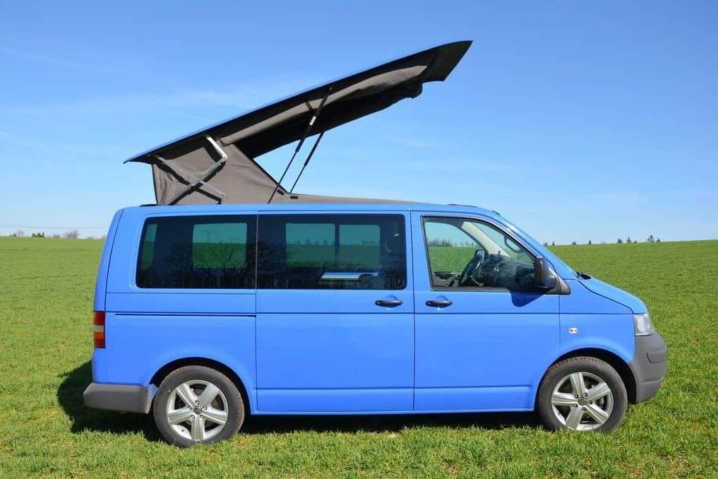 Extrem Flach mit langer Liegefläche: Aufstelldächer von Hilo 5 VW T5 mit Hilo-Auftstelldach