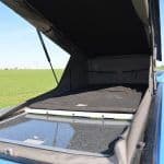 Extrem Flach mit langer Liegefläche: Aufstelldächer von Hilo 2 VW T5 mit Hilo-Auftstelldach
