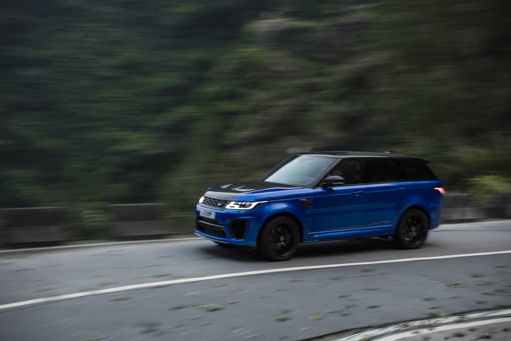 Range Rover SVR schlägt Bestzeit von Ferrari 12 Range Rover Sport SVR bei seiner Rekordfahrt auf der Tianmen Road in China.