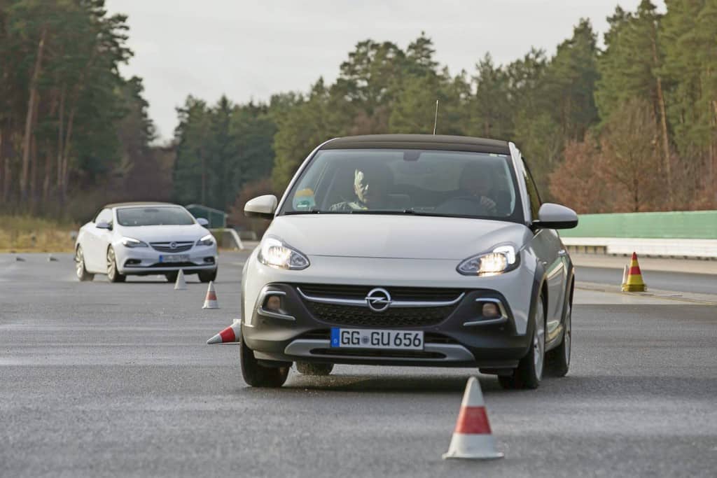 Fahranfänger und Senioren auf der Ideallinie zu mehr Sicherheit bei Opel 1 Opel Experience 2018