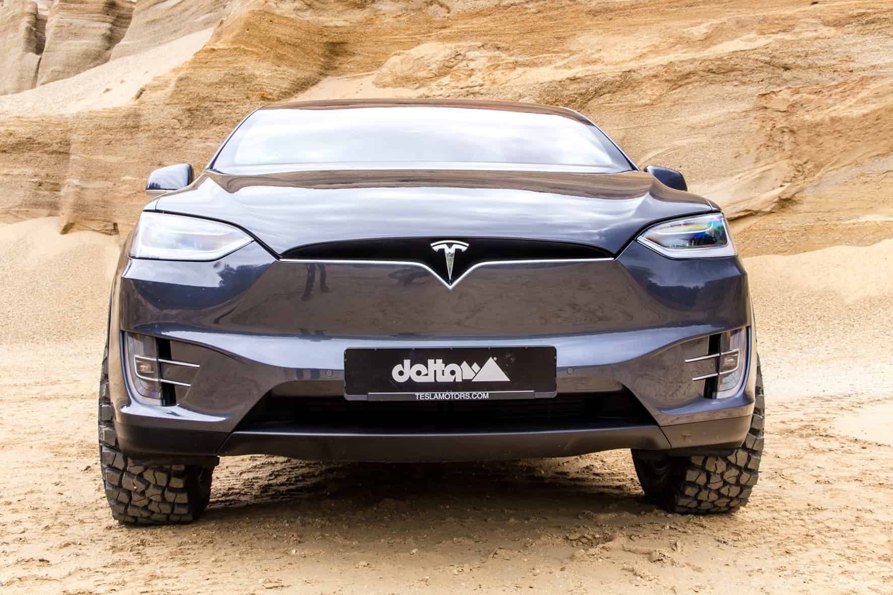 Delta4x4 schickt das Model X ins Gelände 1 Dank der Spezialbereifung von Delta4x4 hat das Tesla Model X auch auf Kies jede Menge Grip