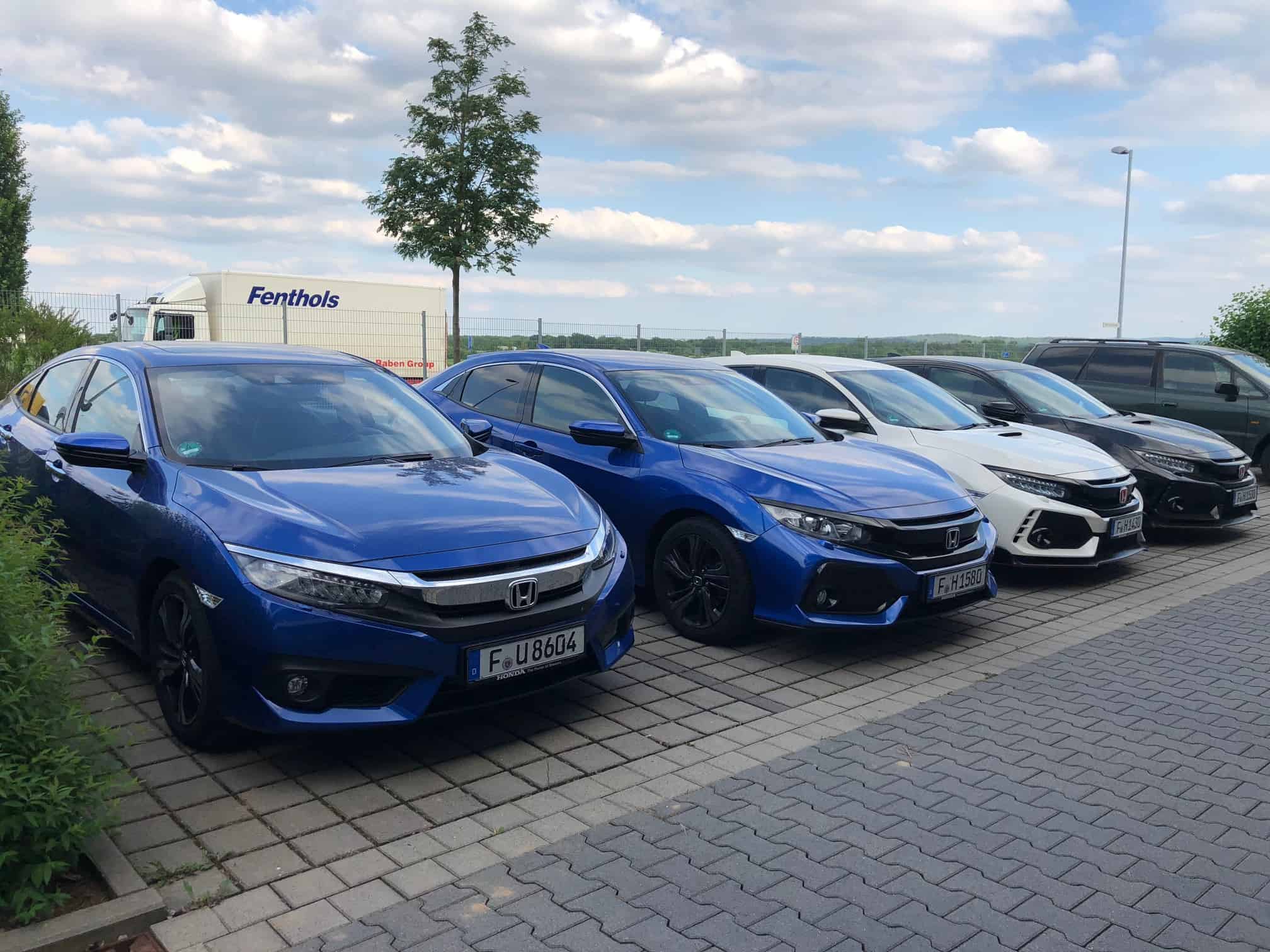 Honda Civic Limousine im Alltagstest 13 Technische Daten Honda Civic 1.5 VTEC Turbo Sport Plus Länge x Breite x Höhe (in m): 4,52 x 1,80 (mit Rückspiegel 2,08) x 1,43 Radstand (m): 2,70 Motor: R4-Benziner, 1498 ccm, Turbo, Direkteinspritzung Leistung: 134 / 182 PS bei 5500–6000 U/min Max. Drehmoment: 220 Nm von 1700–5500 U/min Höchstgeschwindigkeit: 220 km/h Beschleunigung 0 auf 100 km/h: 8,3 Sek. ECE-Durchschnittsverbrauch: 5,8 Liter CO2-Emissionen: 133 g/km Effizienzklasse: C (Euro 6) Leergewicht / Zuladung: 1307 kg / 453 kg Max. Anhängelast: k.A. Gepäckraumvolumen: 420–1187 Liter Bereifung: 235/45 R17 Wendekreis: 11,0 m Preis: 30 520 Euro