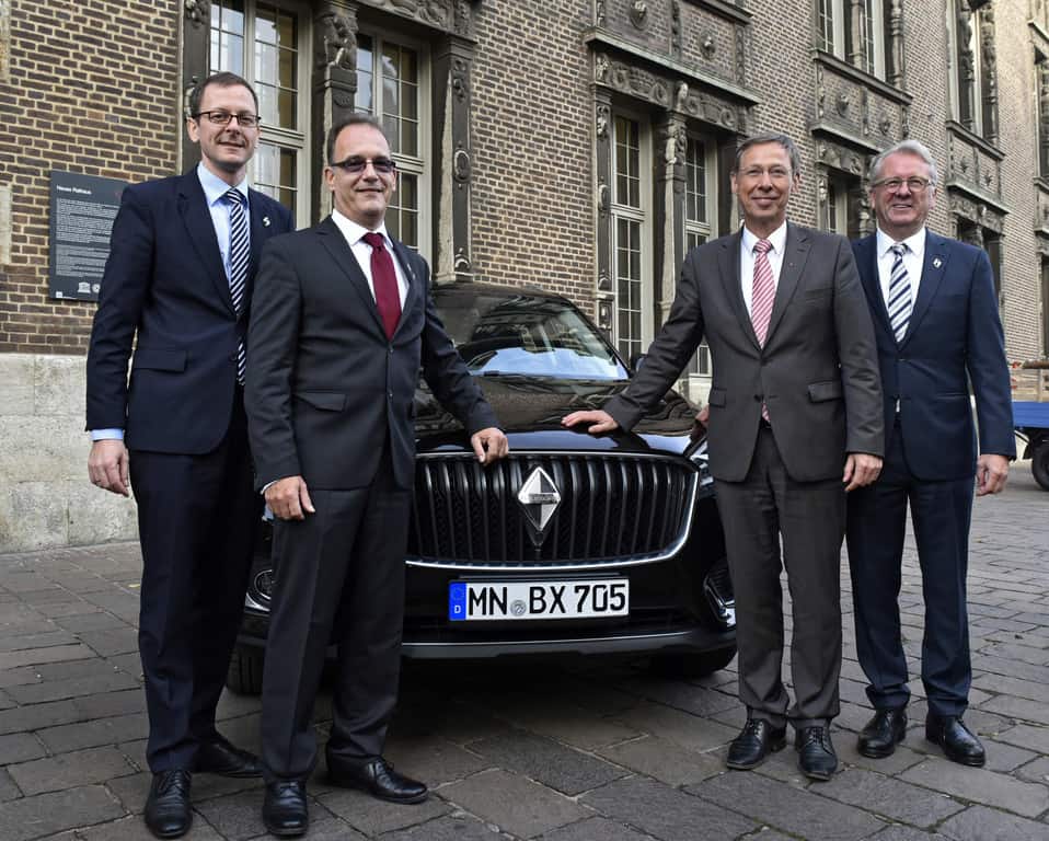 Neues von Borgward: Zwei neue Modelle sollen die Marke stärken 3 Der Borgward BX7 soll ab 2018 in Bremen produziert werden (v.l.): Wirtschaftssenator Martin Günthner, Aufsichtsratsvorsitzender Christian Borgward, Bürgermeister Carten Sieling und Vorstandsvorsitzender Ulrich Walker.