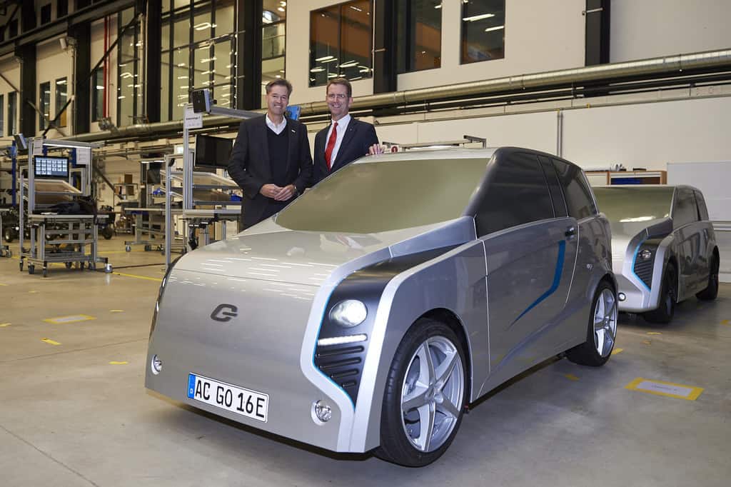 „Selbst parken ist ein Auslaufmodell“ 5 Dr. Markus Heyn (l.), Geschäftsführer der Robert Bosch GmbH, und Prof. Günther Schuh, CEO der E.Go Mobile AG, vor dem Design-Prototyp des Life.
