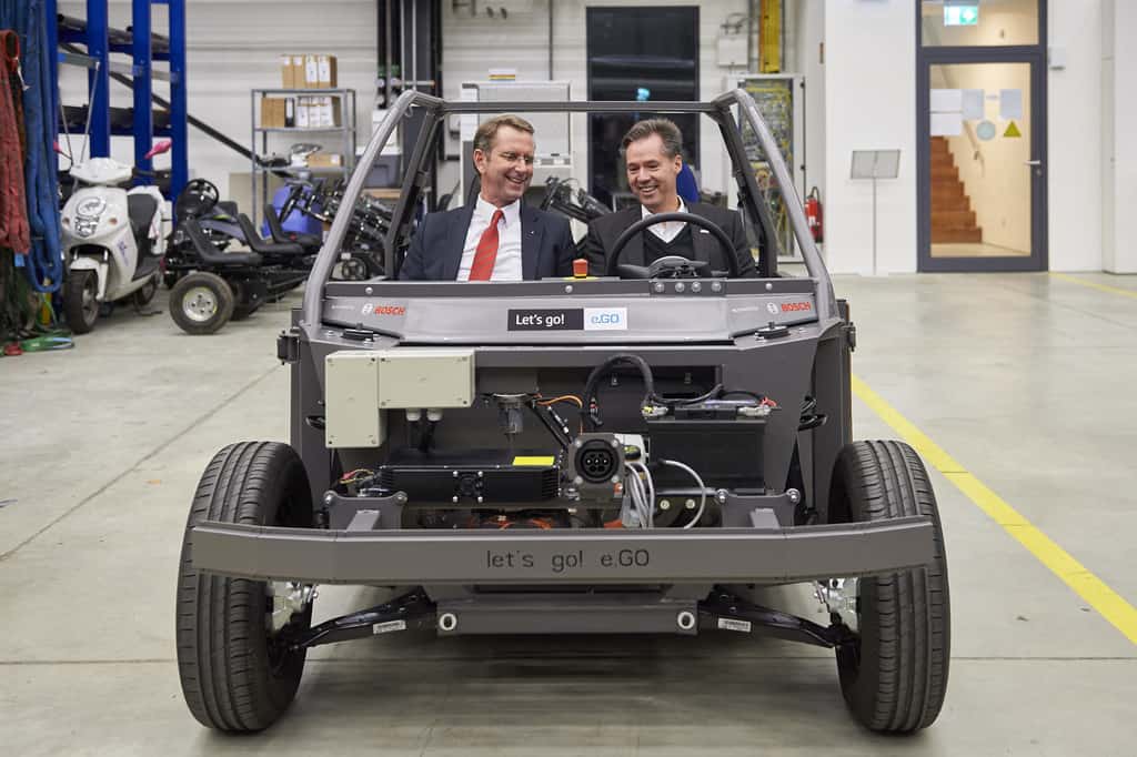 „Selbst parken ist ein Auslaufmodell“ 3 Prof. Günther Schuh (l.), CEO der E.Go Mobile AG, und Dr. Markus Heyn, Geschäftsführer der Robert Bosch GmbH, im fahrfertigen Chassis des Life.