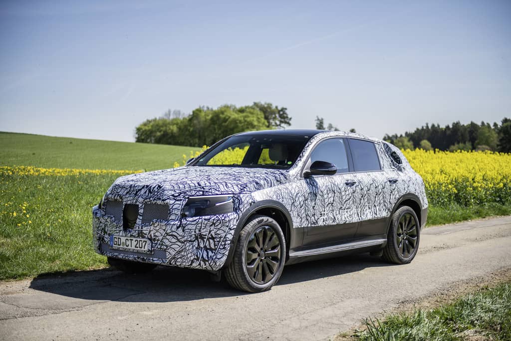 Mercedes-Benz erprobt den EQC 10 Getarnter EQC auf Erprobungsfahrt