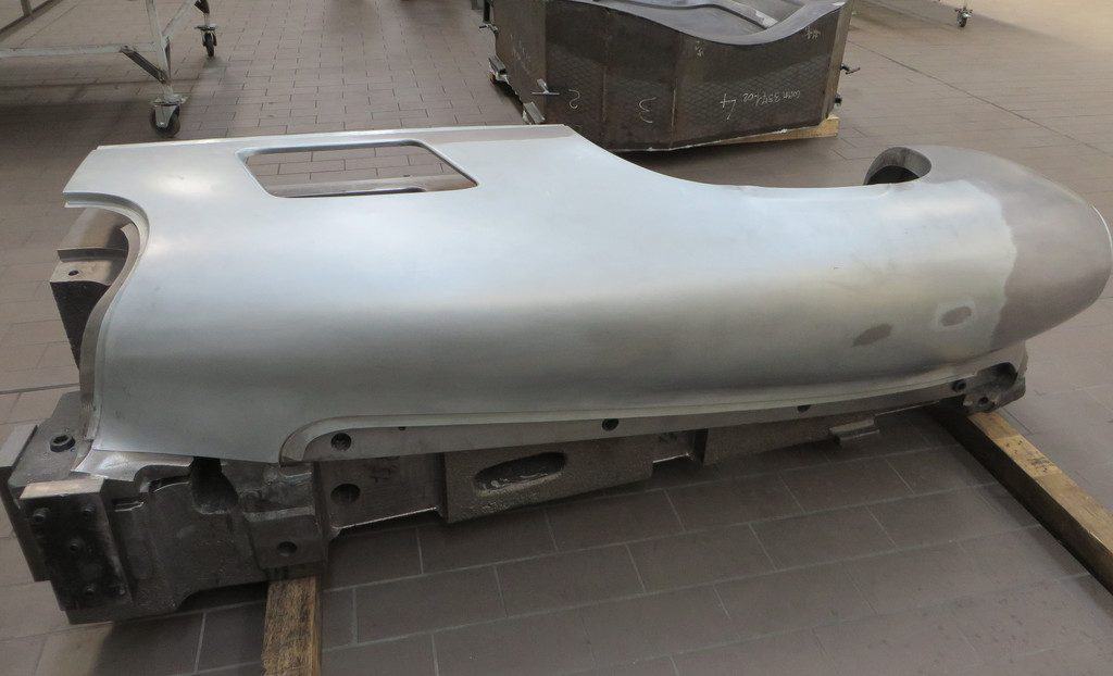 Neue Teile für einen alten Traumwagen 1 Mercedes-Benz fertigt für den 300 SL Flügeltürer Ersatzteil nach.