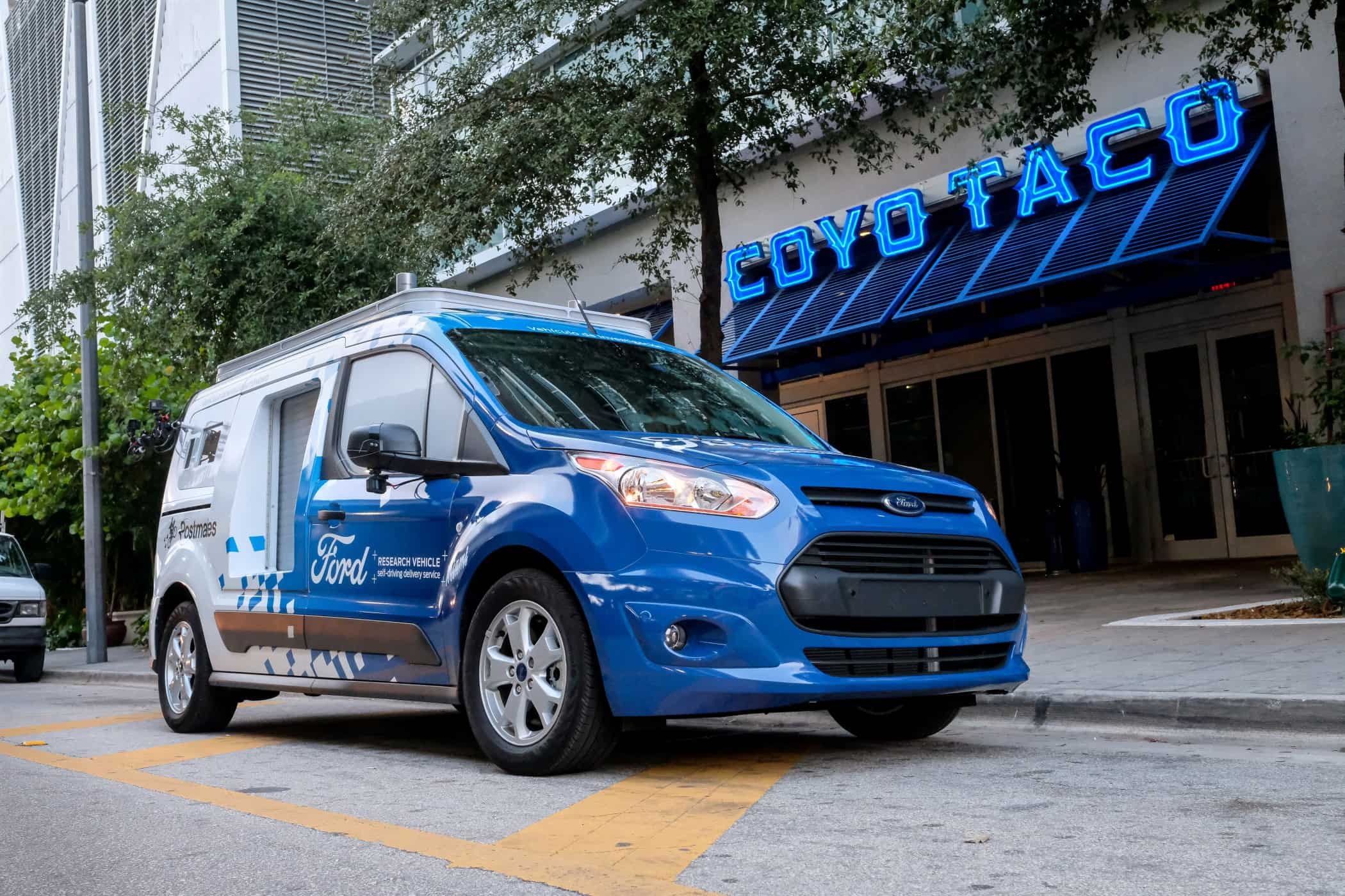 Autonomes Ford Transit Connect-Forschungsfahrzeug liefert Speisen in Miami aus 13 der-Autotester