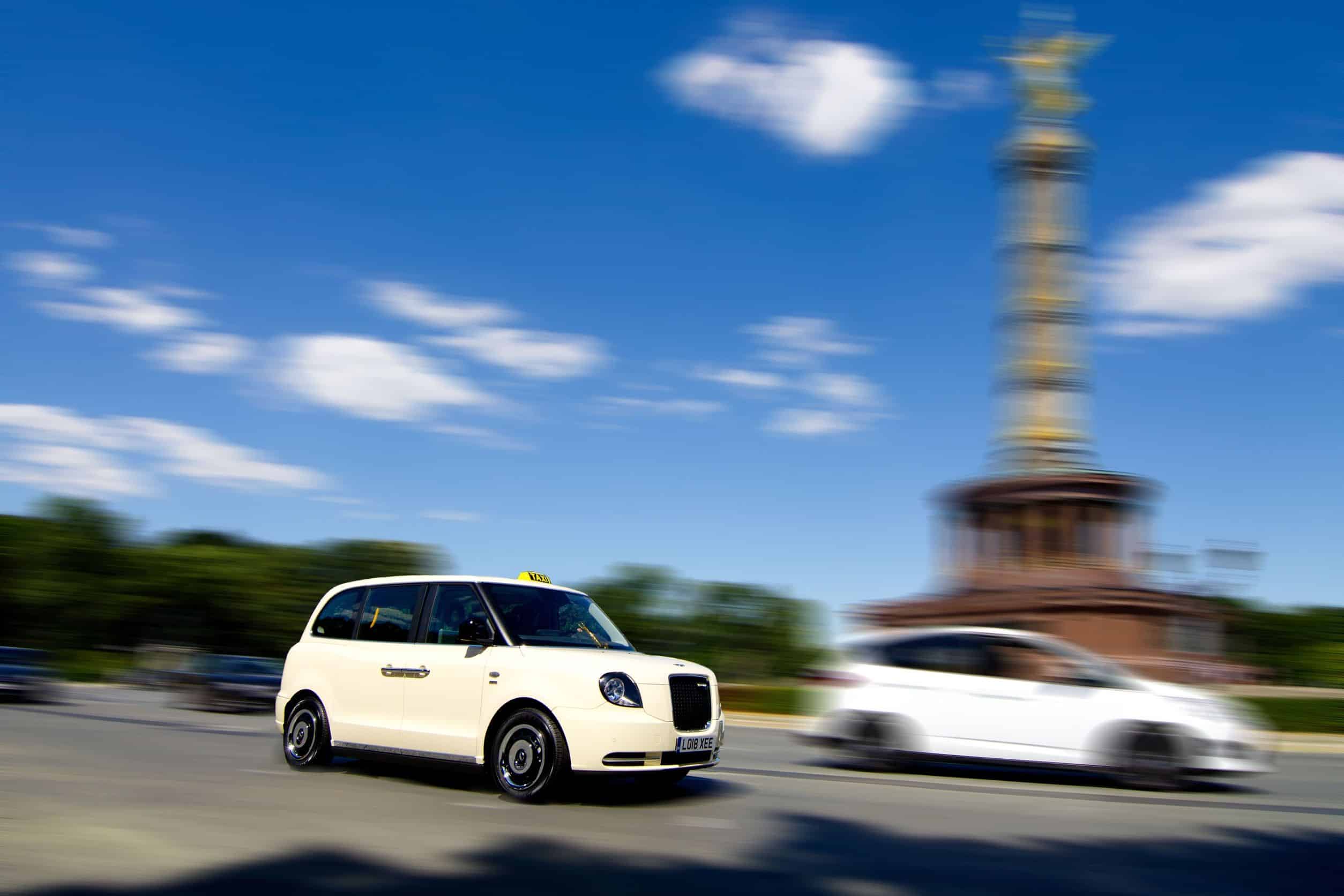 Londons Black Cab kehrt zurück: In der alten Form steckt viel Hoffnung 5 London Taxi TX an der Siegessäule in Berlin.