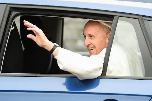 Der Papst fährt im Skoda vor 5 der-Autotester