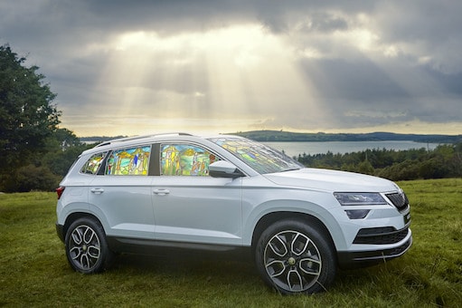 Der Papst fährt im Skoda vor 1 der-Autotester