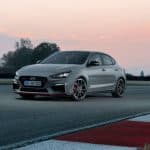 Hyundai i30 Fastback N fährt in Paris vor 2 der-Autotester