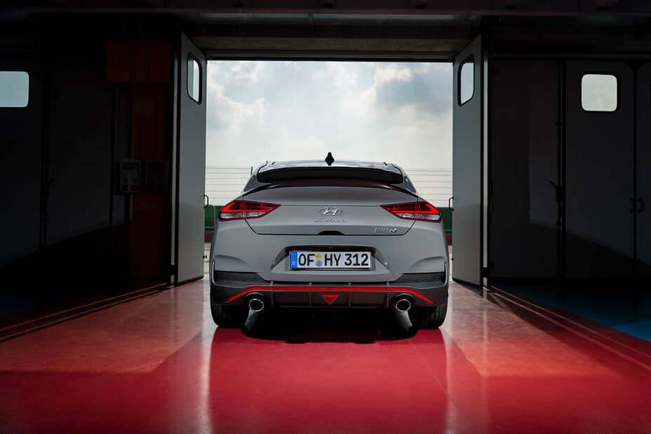 Hyundai i30 Fastback N fährt in Paris vor 12 der-Autotester