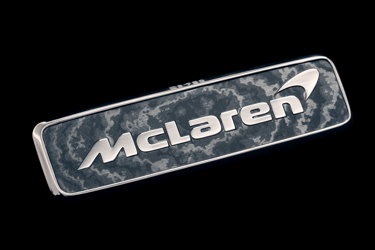 Ein Emblem aus 18 Karat Weißgold 5 der-Autotester