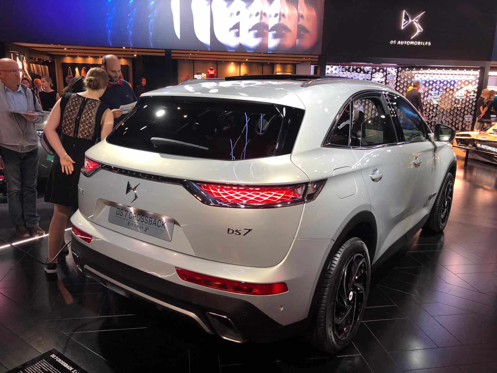 Der DS 7 CROSSBACK fährt in Paris elektrifiziert vor 1 DS 7 CROSSBACK E-TENSE 4x4