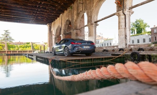 Mit dem neuen BMW 8er Coupé auf dem Canal Grande in Venedig 4 der-Autotester