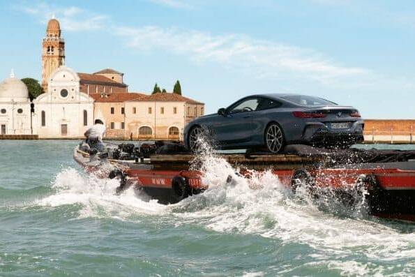 Mit dem neuen BMW 8er Coupé auf dem Canal Grande in Venedig 8 der-Autotester