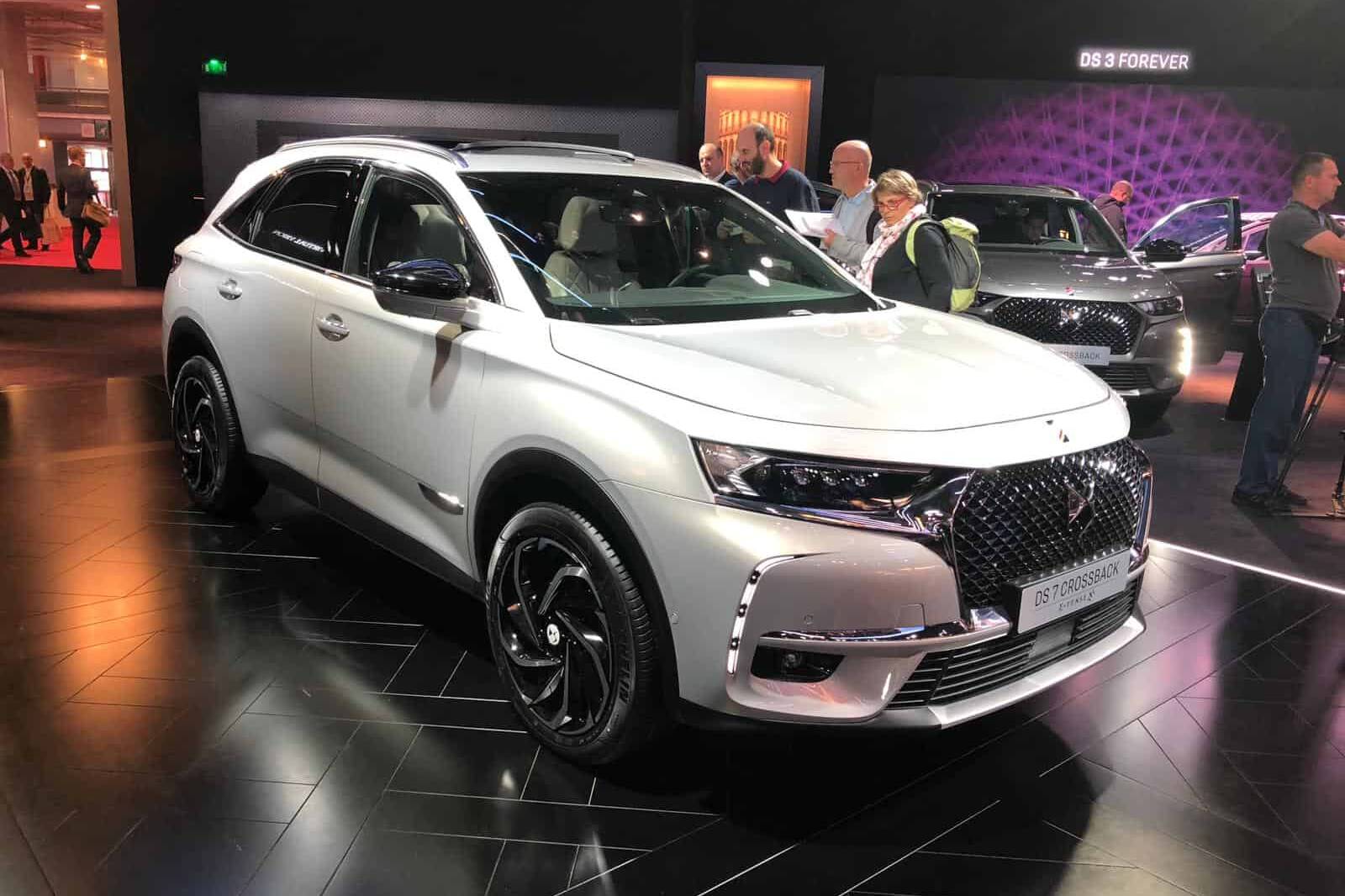 Der DS 7 CROSSBACK fährt in Paris elektrifiziert vor 2 DS 7 CROSSBACK E-TENSE 4x4