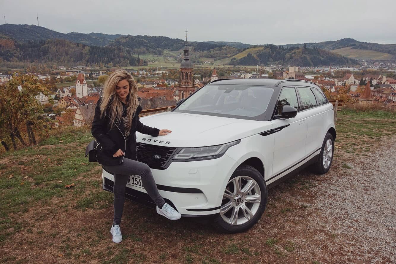 Range Rover Velar - Der Beau unter den sportlichen SUVs 12 Range Rover Velar SE, Nina Weizenecker