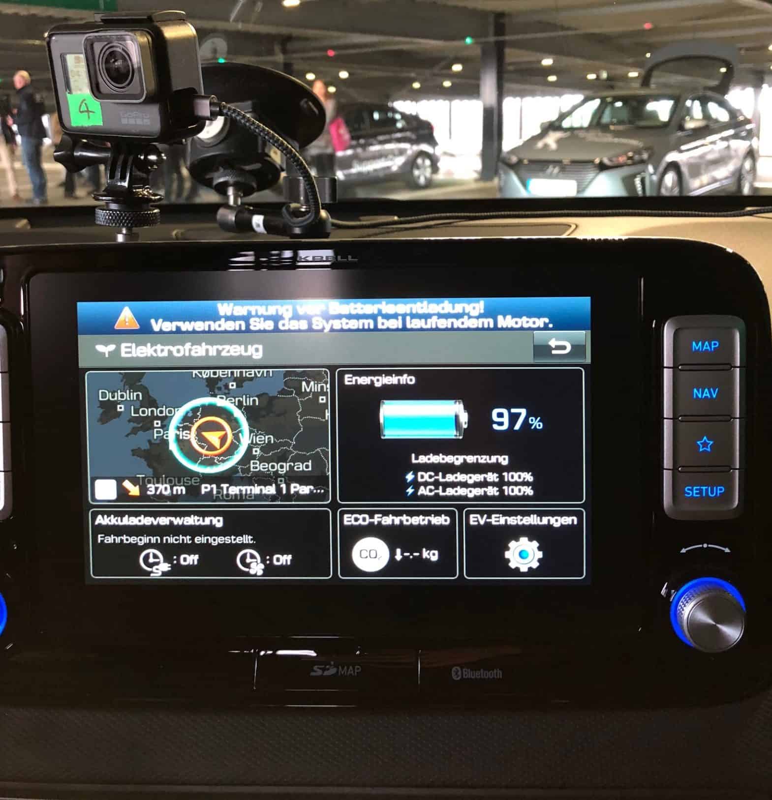 Mit dem Hyundai Kona Elektro - nonstop - von Frankfurt nach Paris 4 Hyundai E-Kona Display