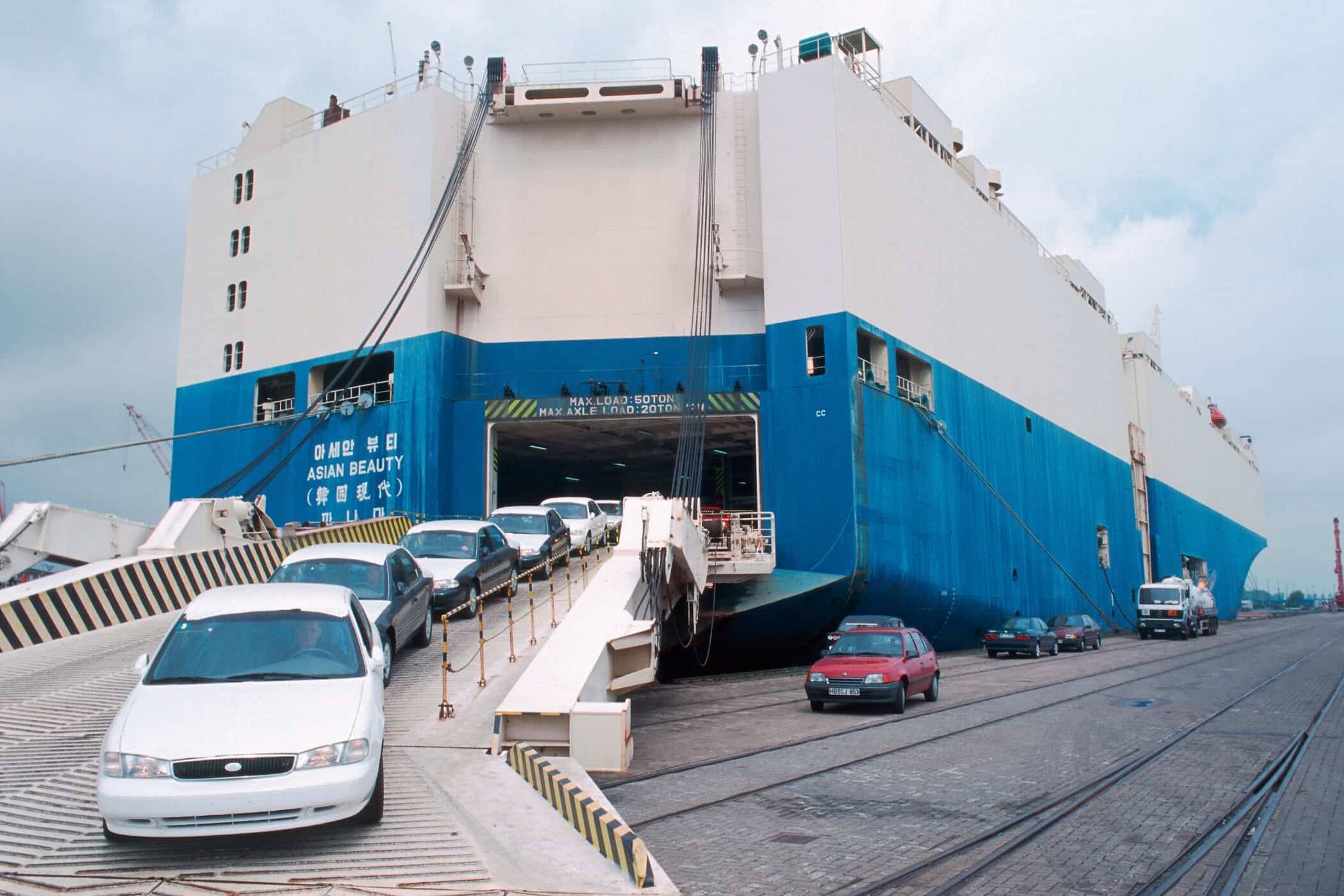 Vor 25 Jahren rollte der erste Kia in Deutschland vom Schiff 1 Kia Sephia, Bremerhaven 1993